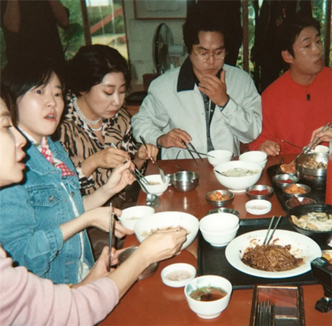 thumbnail - 혜리·박보검 재회, 류준열만 빠졌다…‘응답하라 1988’ 10주년 MT 현장