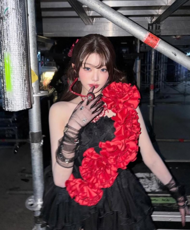 thumbnail - 아이브 장원영, 무대 뒤 ‘천상계 미모’…펑크부터 로맨틱까지 완벽 소화