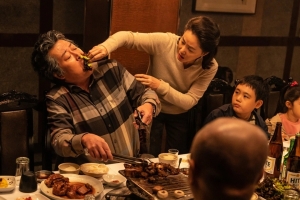 기사로 이동 - “내가 네 아빠라고?… 쌀쌀한 주말, 넷플릭스 ‘가족’ 의미 되묻는 따뜻한 영화들