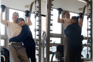 기사로 이동 - “두 발로 서서 아내를 안았습니다”...전신마비 11년 만에 두 발로 선 박위, 기적의 순간