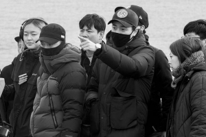 기사로 이동 - “이게 다 ‘이 감독’ 작품이었어?”… 넷플릭스에서 보는 ‘말맛’ 장인의 작품들