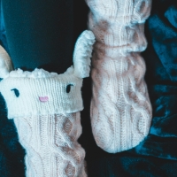 thumbnail - “왜 내 발은 항상 차가울까?”...단순한 추위가 아닌 ‘이 신호’?