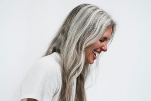 기사로 이동 - “왜 자꾸 흰머리가 나지?...의학 전문가가 밝힌 새치의 과학적 원인