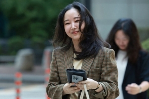 기사로 이동 - “뉴진스 5명은 지켜져야” 민희진 ‘눈물의’ 지지!… 하이브와 소송은 “별개” 선긋기