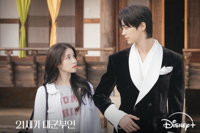 thumbnail - ‘선재’가 선택한 2026년! 아이유 변우석 ‘21세기 대군부인’ 투샷에 ‘심쿵’