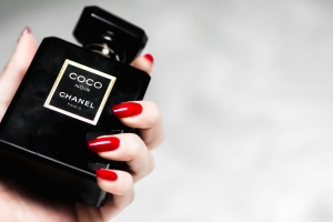 기사로 이동 - “빨간 손톱이 정말 남자들의 시선을 사로잡을까?”...‘레드 네일 이론’의 진실