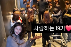 기사로 이동 - “졸업하기 싫어요”...이지현, 청담동 미용실 떠난다