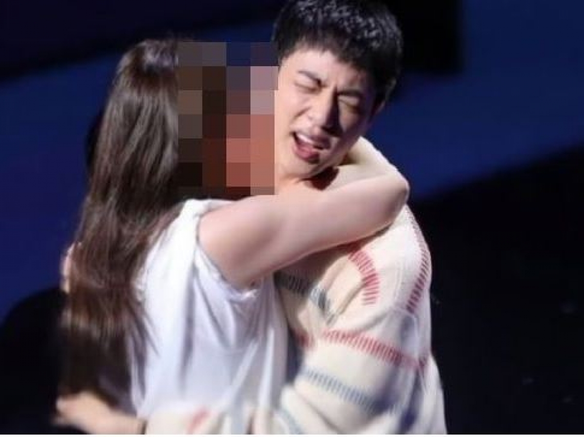 thumbnail - BTS 진, 기습 뽀뽀한 50대 일본 여성...“분하다, 이게 범죄일 줄 몰랐다” 억울함 