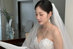 기사로 이동 - 윤채경, 웨딩드레스 자태 공개…‘이용대 열애설’ 속 더욱 뜨거운 관심