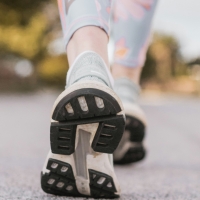 thumbnail - 당뇨 발 건강 지키는 비결, 전문가가 말하는 ‘걷기 운동용 신발 고르는 법’