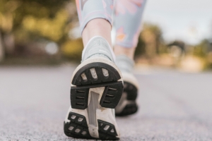 기사로 이동 - 당뇨 발 건강 지키는 비결, 전문가가 말하는 ‘걷기 운동용 신발 고르는 법’