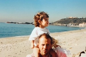 기사로 이동 - 아빠가 날 못 알아봐도…치매 걸린 ‘다이하드’ 영웅의 슬픈 근황