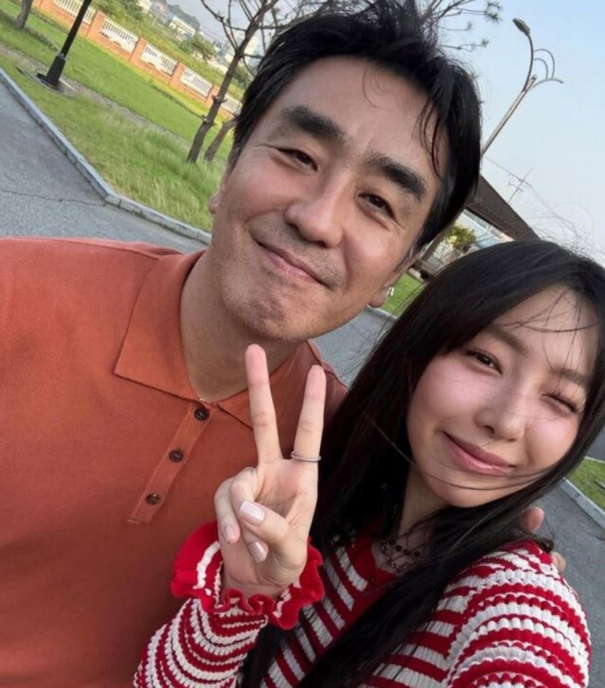 thumbnail - 이진이, ‘김부장 이야기’ 촬영 비하인드 공개…류승룡과 환한 미소 “오늘도 본방사수!”