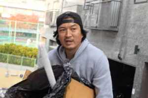 기사로 이동 - 에르메스 런웨이 섰는데… 쓰레기차 모는 ‘이 배우’의 충격 고백