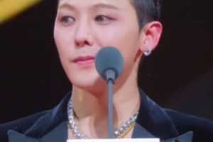 기사로 이동 - 팬들마저 등 돌렸다… 대상 받고도 ‘이 가수’가 남긴 충격의 이모지