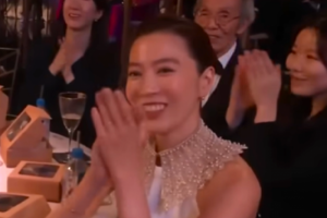 기사로 이동 - 이혼 15년 만의 투샷… 임세령이 이재용 앞에서 든 ‘이 가방’