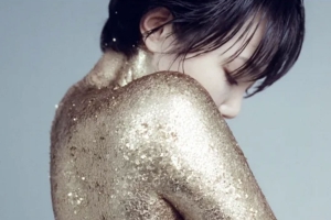 기사로 이동 - 개그우먼 엄마 후광 지우는 ‘순도 100%’ 예술혼! 누드 연상 포즈에도 선정성 논란 無