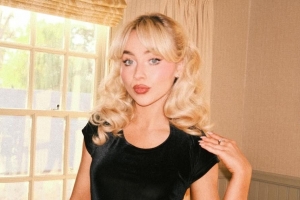 기사로 이동 - “내 노래 당장 빼”… 美 백악관에 단단히 찍힌 Z세대 팝스타 ‘이 사람’