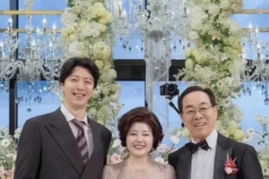 기사로 이동 - 환하게 웃었지만 가슴 아파… 이동건 결혼식, 가장 중요한 ‘이 사람’은 없었다