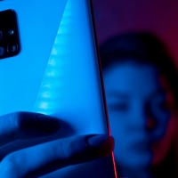 thumbnail - 우리가 매일 사용하는 ‘이 것’, 시력을 영구 손상시킬 수도 있다