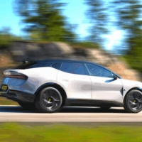 thumbnail - “전기차 시대는 끝났다”… 한번 주유로 996km 달리는 ‘이 SUV’ 정체