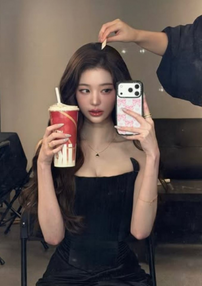 thumbnail - 아이브 장원영, 블랙 튜브톱으로 완성한 여신 비주얼…“인형보다 더 예뻐”