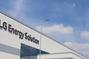 기사로 이동 - “중국산은 이제 그만”… 벤츠, 2조원 ‘이 회사’에 몰빵한 진짜 이유