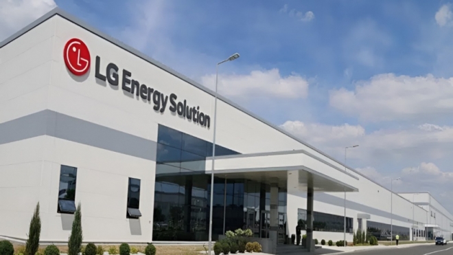 thumbnail - “중국산은 이제 그만”… 벤츠, 2조원 ‘이 회사’에 몰빵한 진짜 이유