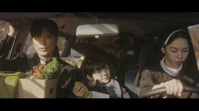 thumbnail - 사제복 입은 변우석 옆에… 장원영·카리나까지, 역대급 ‘이 작품’ 정체