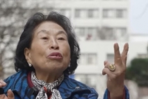 기사로 이동 - “학교 나왔다 말도 못해”… 60년만에 밝혀진 전원주의 ‘이것’