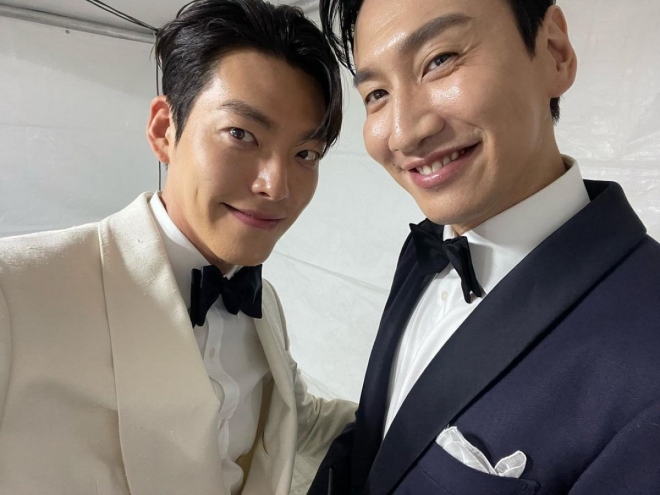 thumbnail - 10년 절친의 눈물나는 의리…김우빈♥신민아 결혼식 사회 맡은 ‘이 사람’