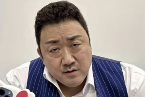 기사로 이동 - 13년 만에 되찾은 왕좌… 마동석 제치고 ‘올해의 배우’ 등극한 이 사람