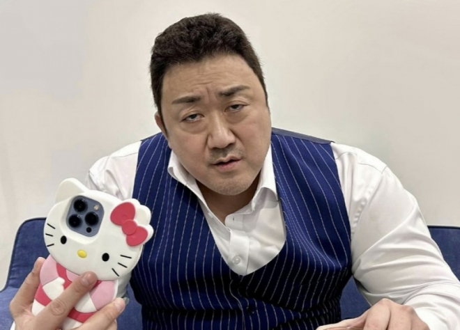 thumbnail - 13년 만에 되찾은 왕좌… 마동석 제치고 ‘올해의 배우’ 등극한 이 사람