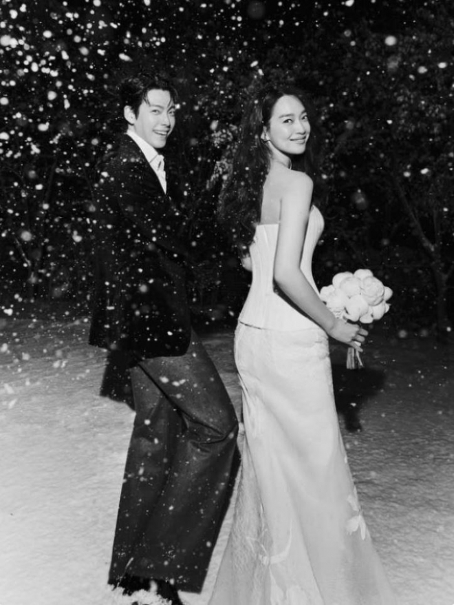 thumbnail - 김우빈·신민아, 결혼 사진 첫 공개…예식 당일 3억 원 기부까지