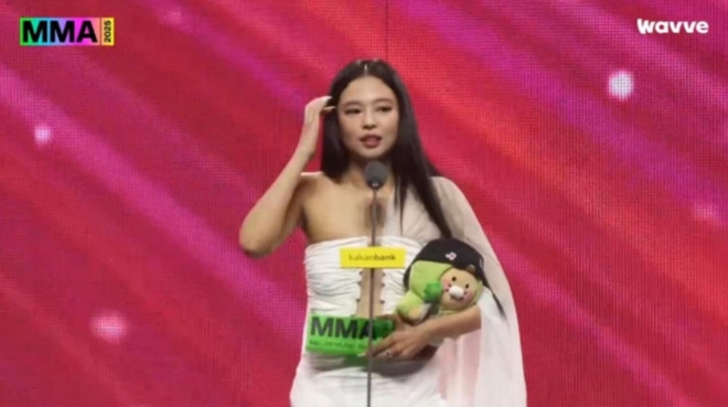 thumbnail - “멤머들 너무 보고 싶어”...제니, ‘MMA2025’ 올해의 레코드상 영예