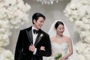 기사로 이동 - 남친 암 걸리자 머리에 쌀 이고 기도… 김우빈 울린 신민아의 ‘이 모습’