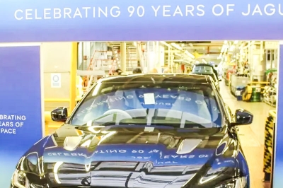 thumbnail - 100년 엔진의 종말… 이제 기름 안 넣겠다는 ‘이 브랜드’