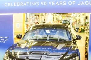 기사로 이동 - 100년 엔진의 종말… 이제 기름 안 넣겠다는 ‘이 브랜드’