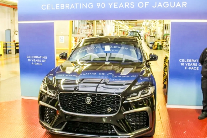 thumbnail - 100년 엔진의 종말… 이제 기름 안 넣겠다는 ‘이 브랜드’