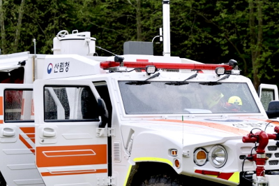 thumbnail - 서울 한복판에 웬 군용차?… 알고보니 골목길 화재 잡는 ‘이 소방차’