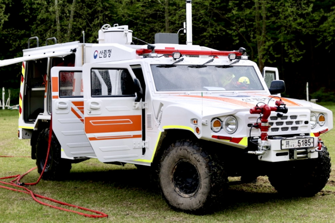 thumbnail - 서울 한복판에 웬 군용차?… 알고보니 골목길 화재 잡는 ‘이 소방차’