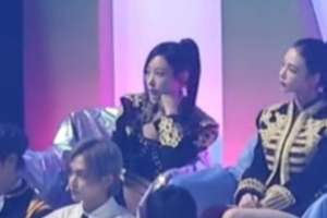 기사로 이동 - 에스파 지젤, 제니 무대 ‘태도 논란’ 해명…“시야 안 보여 반응 어려웠다”