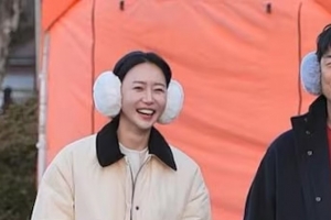 기사로 이동 - “외롭다”는 그녀 말에 ‘심쿵’… 52세 김성수, 12살 연하에 건넨 ‘이것’