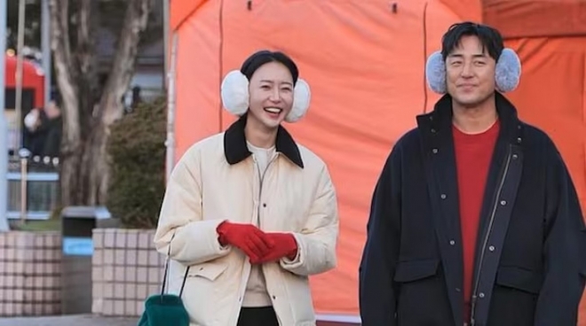 thumbnail - “외롭다”는 그녀 말에 ‘심쿵’… 52세 김성수, 12살 연하에 건넨 ‘이것’