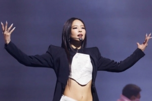 기사로 이동 - 제니 무대 보며 ‘무표정’…논란 커지자 에스파 ‘이 멤버’가 꺼낸 한마디