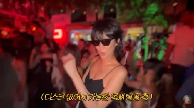 thumbnail - 온몸이 땀으로 흠뻑… 발리 클럽 뒤집어 놓은 ‘톱모델’의 정체