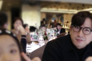 기사로 이동 - “아빠 미소 절로 나네”… 6살 딸과 첫 크리스마스 보낸 ‘이 사람’ 근황