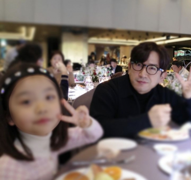 thumbnail - “아빠 미소 절로 나네”… 6살 딸과 첫 크리스마스 보낸 ‘이 사람’ 근황