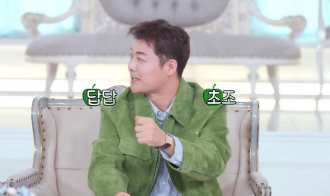 thumbnail - “뒤태가 더 잘 보여”… 전현무, 여자 ‘이것’ 만지다 보인 충격 손버릇