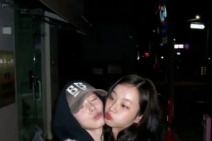 기사로 이동 - “공주들의 크리스마스”… 혜리, 입술 쭉 내민 ‘이 여성’의 정체